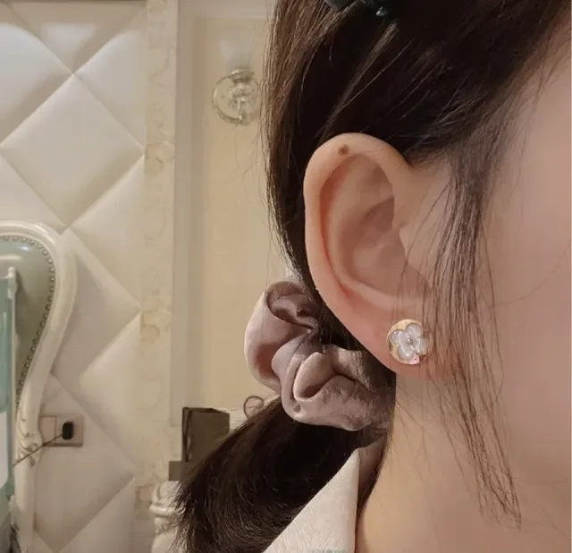 Gold-Tone Mother-of-Pearl Floral Stud Earrings 7