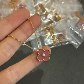 Collier pendentif trèfle à quatre feuilles de ton doré avec pierre rose