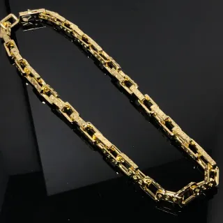 Collier chaîne pavée à maillons rectangulaires dorés