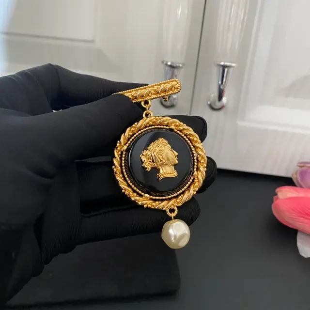 Gold-Tone Rope Frame Black Cameo Profile Pearl Drop Brooch 4