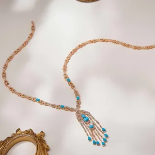 Collar con colgante de turquesa y flecos de pavé en tono dorado