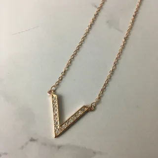 金色 V 形 镶钻石 吊坠 项链