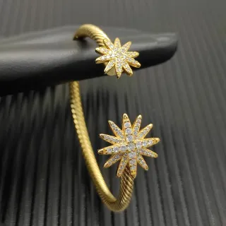 Pulsera de Oro con Cuff Texturizada en Cuerda Transparente, Motivo de Estrella Explosiva Pavé de Cristales