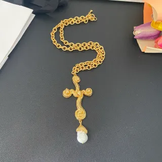 Collier chaîne curb blanche et dorée avec pendentif croix orné