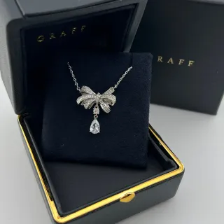 Collier Graff avec motif de nœud et pendentif goutte