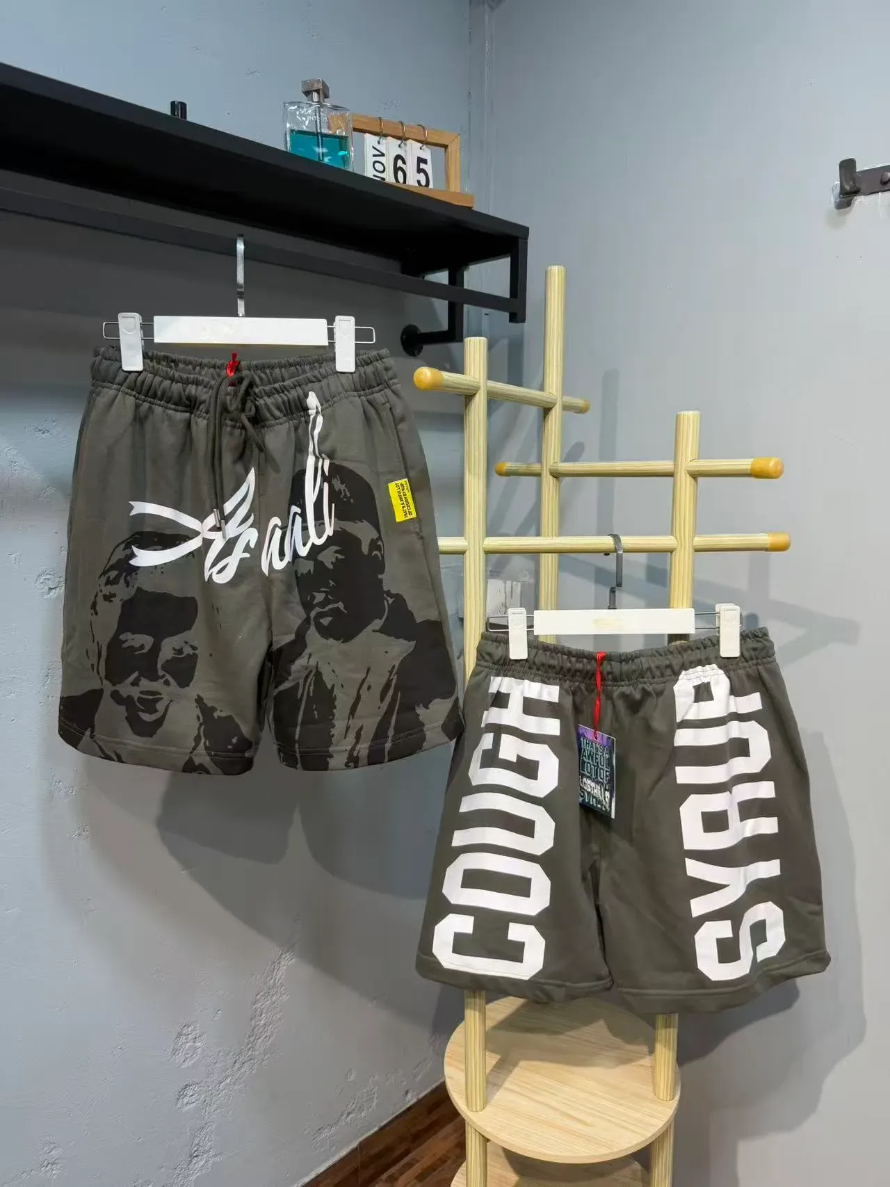 Graphic-Print Elastic-Waist Drawstring Shorts 15