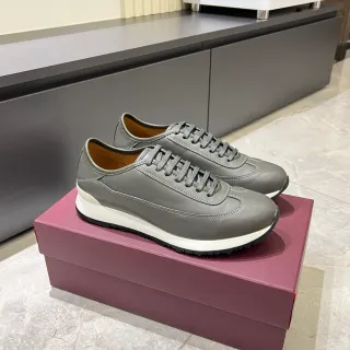 Sneakers lifestyle de couro cinza com painéis de baixo corte