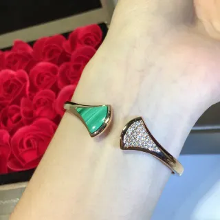 Pulsera de oro verde con manguito abierto en forma de abanico con piedras pavé