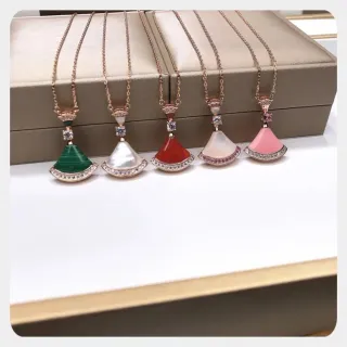 Collier pendentif en forme d'éventail avec gemme vert rose