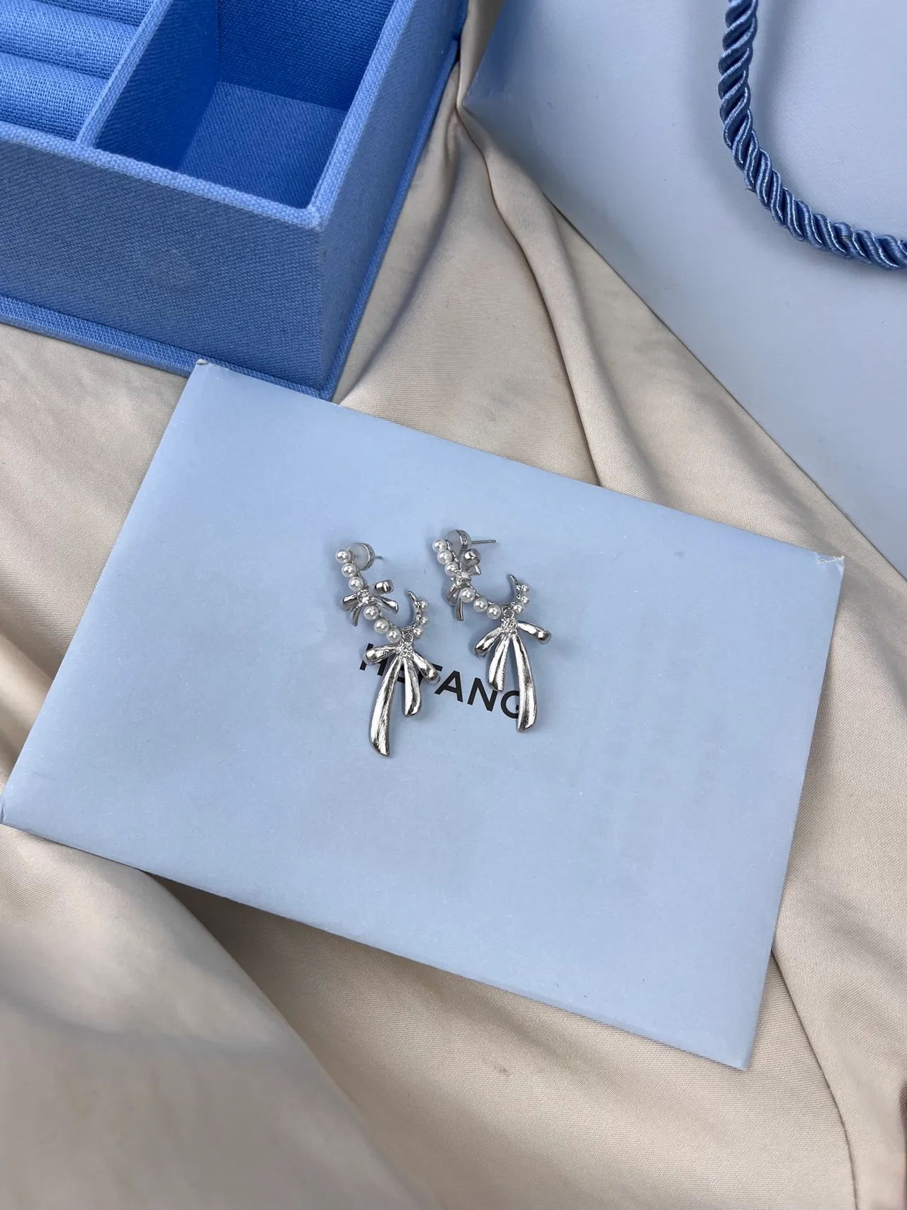 HEFANG Bow and Pearl Silver-Toned Earrings 7
