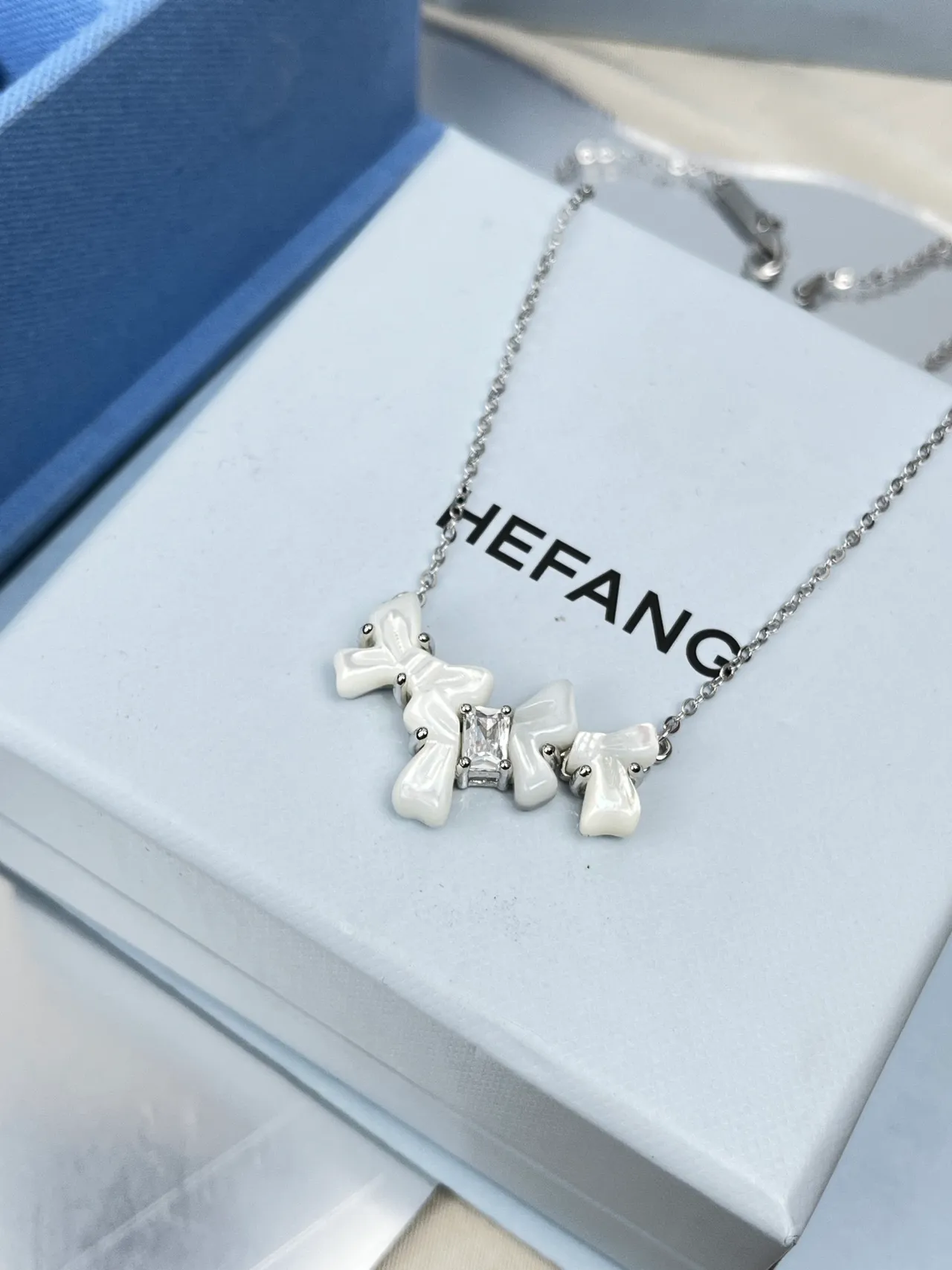 HEFANG Bow Motif Pearlized Ceramic Pendant Necklace 2