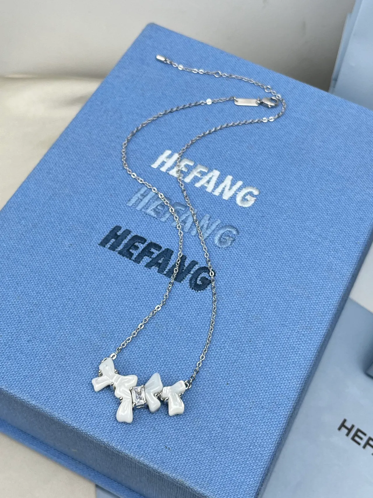 HEFANG Bow Motif Pearlized Ceramic Pendant Necklace 4