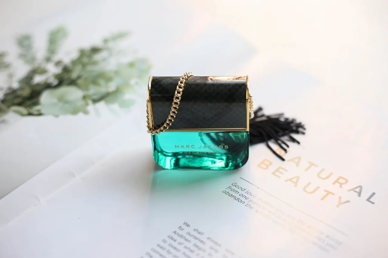 Marc Jacobs Decadence Green Gold Snakeskin-Textured Caps Chain Detailing Perfume 2