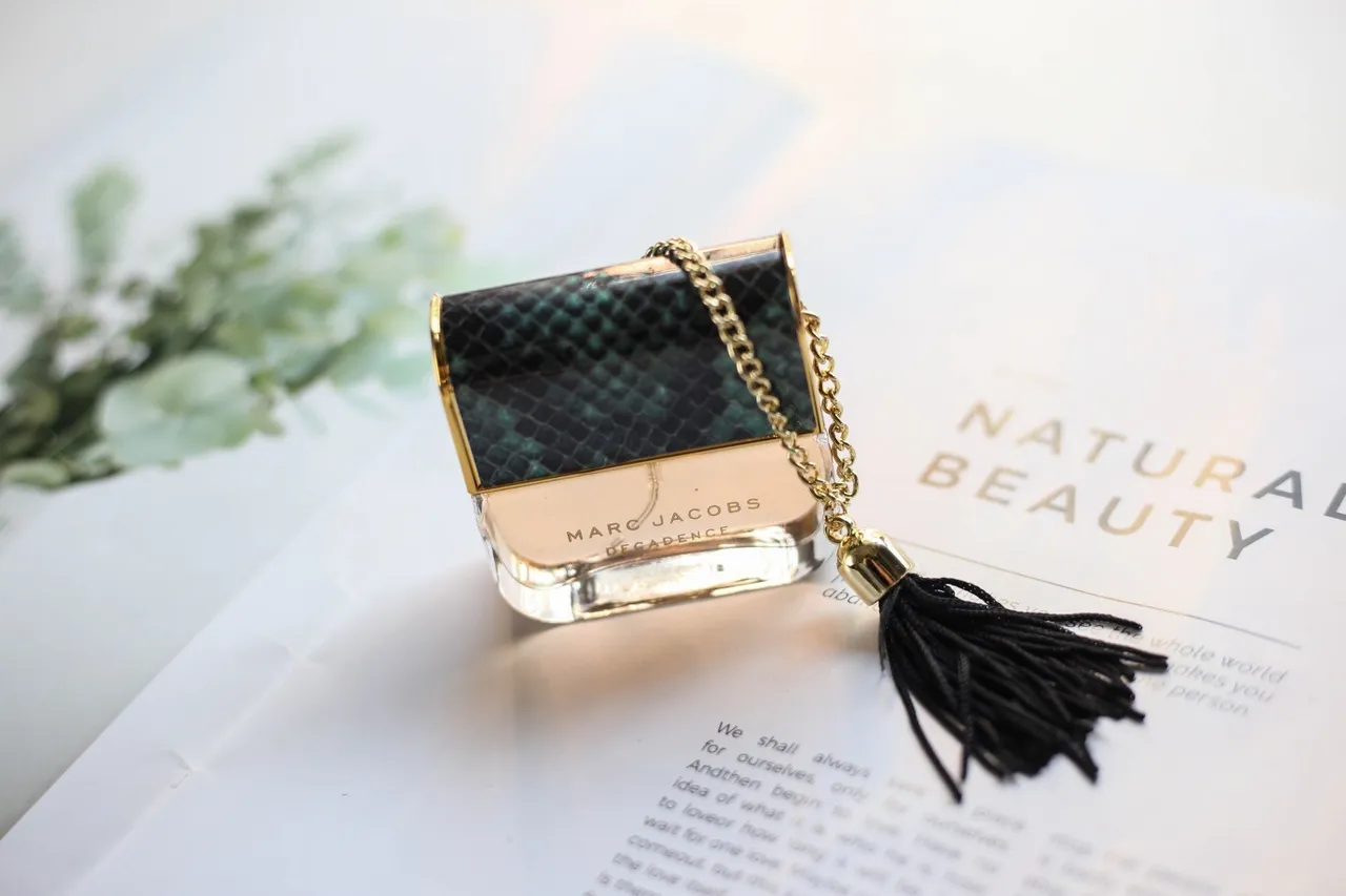 Marc Jacobs Decadence Green Gold Snakeskin-Textured Caps Chain Detailing Perfume 3
