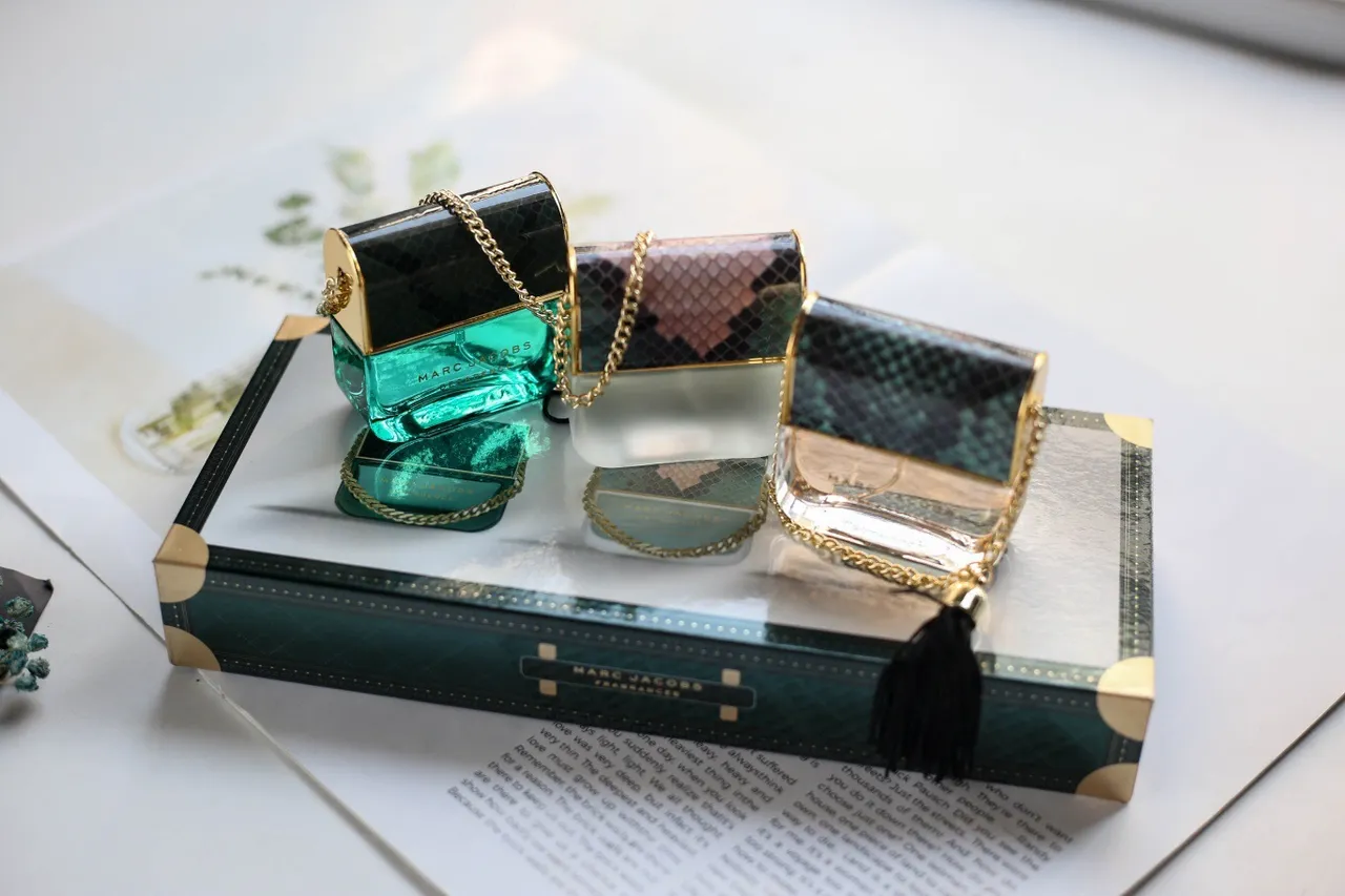Marc Jacobs Decadence Green Gold Snakeskin-Textured Caps Chain Detailing Perfume 5