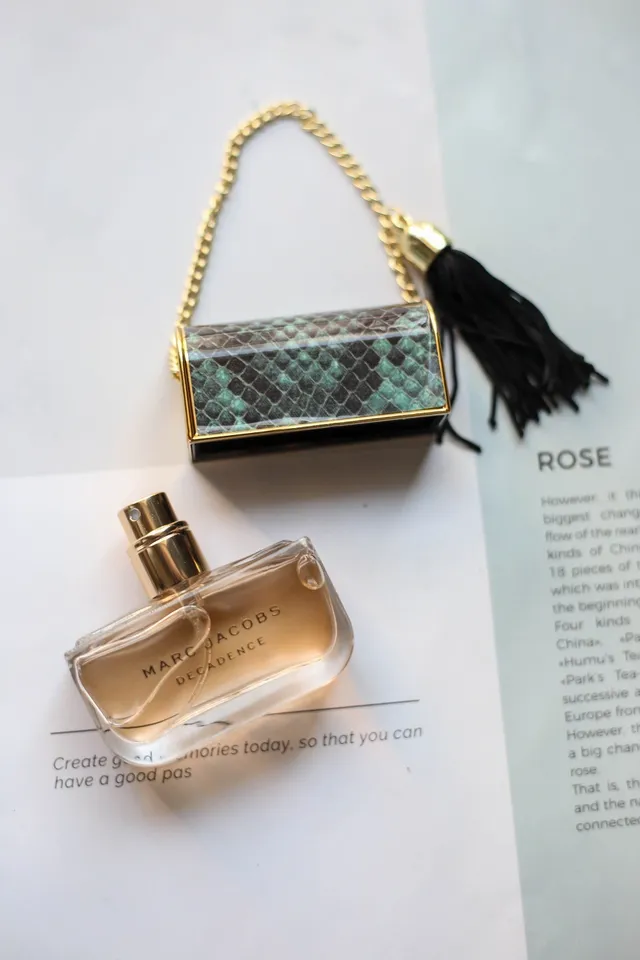 Marc Jacobs Decadence Green Gold Snakeskin-Textured Caps Chain Detailing Perfume 8