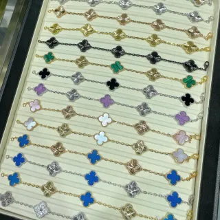 Pulsera de diseño de cadena con motivo de trébol de cuatro hojas multicolor