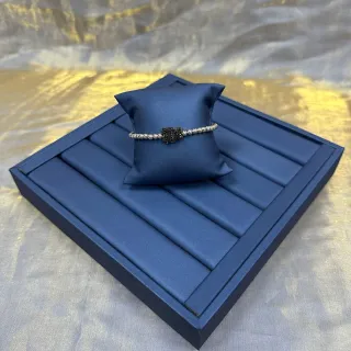 Pulsera de cuentas con centro floral en azul marino negro