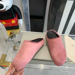 Sapatos casuais rosa e preto com upper peludo estilo shearling-like, abertos nas costas, slip-on