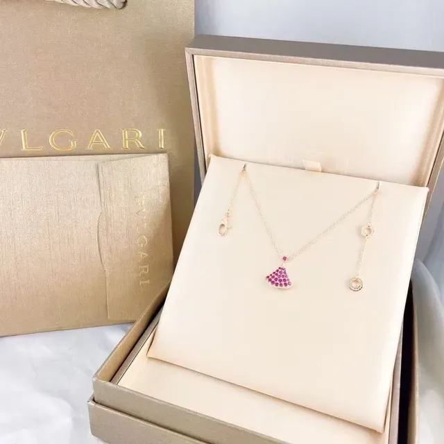 Pink Gold Fan-Shaped Pavé Pendant Rose Setting Necklace 2