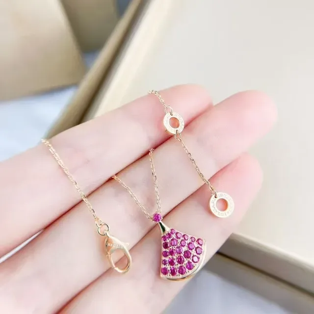 Pink Gold Fan-Shaped Pavé Pendant Rose Setting Necklace 3