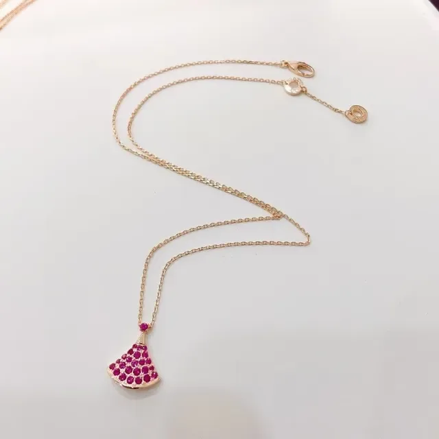 Pink Gold Fan-Shaped Pavé Pendant Rose Setting Necklace 4