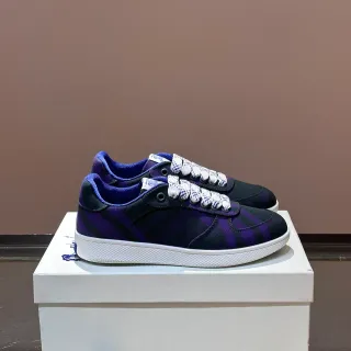 Tênis lifestyle low-top com listra diagonal roxo e preto