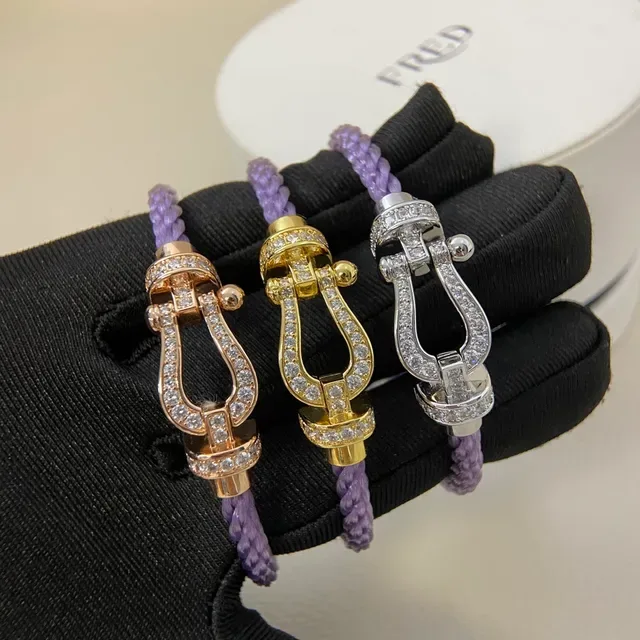Pulseira de cordão trançado roxo e dourado com fecho em forma de ferradura 2