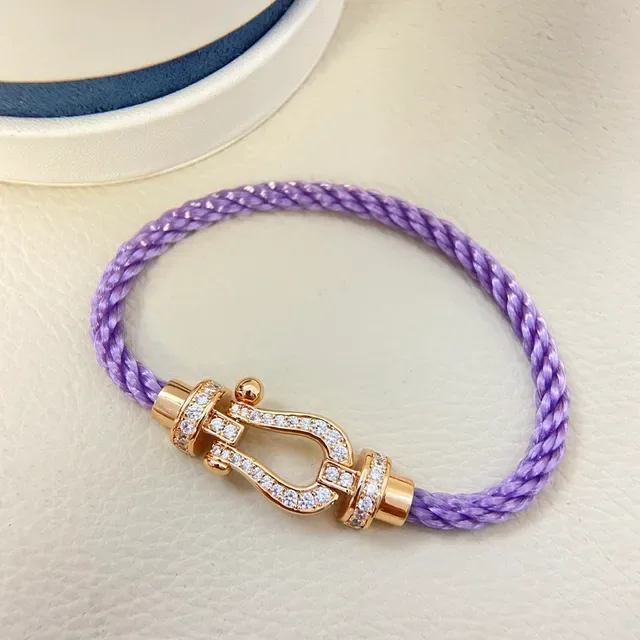 Pulseira de cordão trançado roxo e dourado com fecho em forma de ferradura 6
