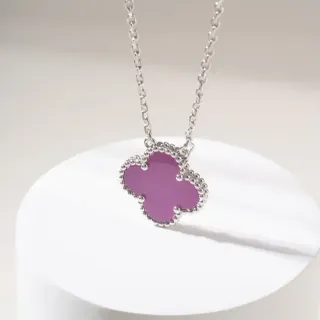 Colar com pingente de trevo roxo e prata com borda de contas