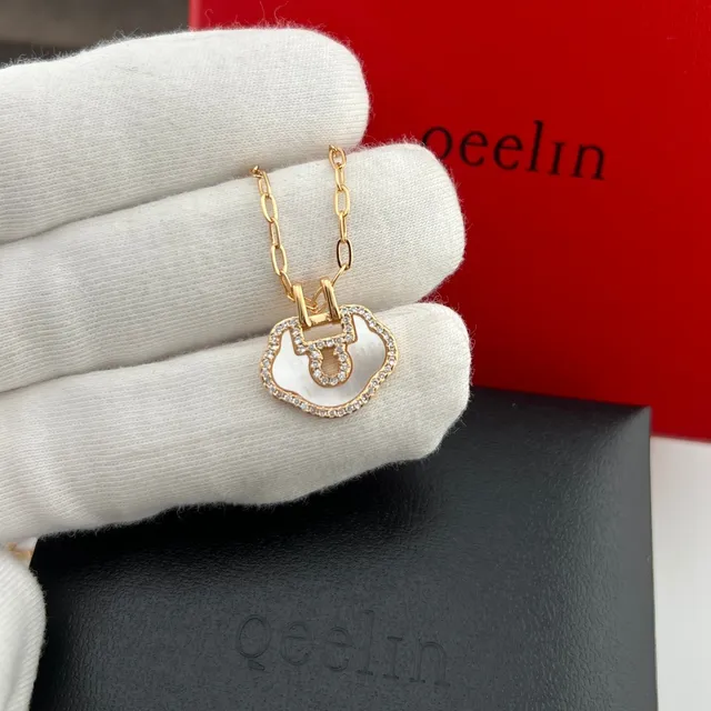 Qeelin Wulu Red Gold Cloud-Shaped Lock Pendant Pavé Crystal Border Necklace 6