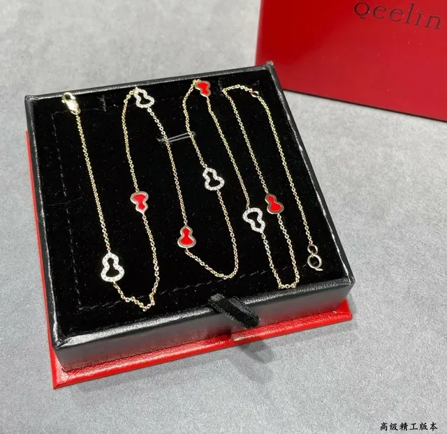 qeelr Chaîne Dorée Rouge Émail Calebasse Charms Collier 3