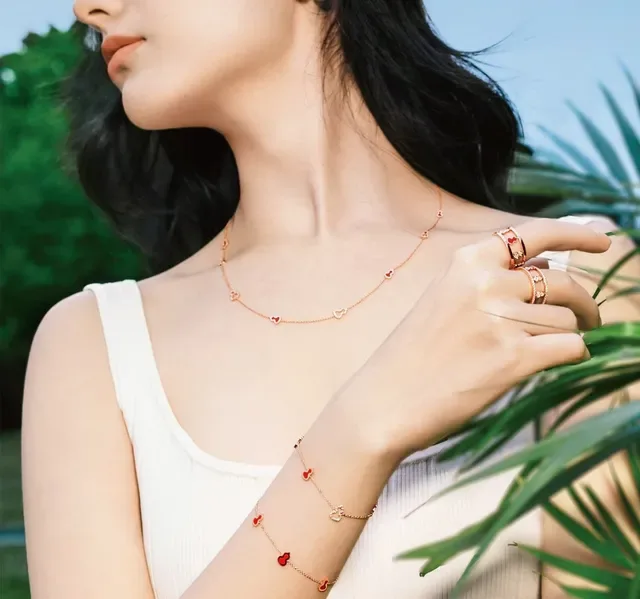 qeelr Chaîne Dorée Rouge Émail Calebasse Charms Collier 7