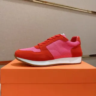 Tênis Lifestyle com Bloqueio de Cores Vermelho e Rosa em Camurça e Malla