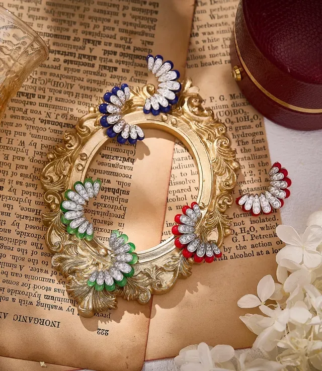 Aretes huggie de esmalte vermelho e cristais pavé com motivo de leque 2