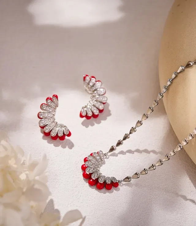 Aretes huggie de esmalte vermelho e cristais pavé com motivo de leque 3