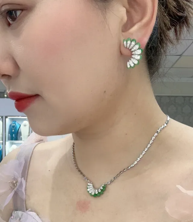 Aretes huggie de esmalte vermelho e cristais pavé com motivo de leque 4