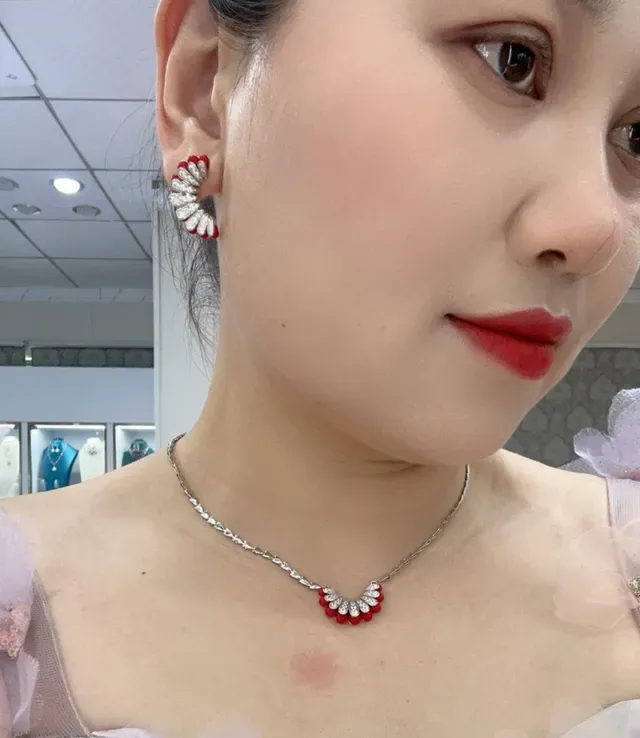 Aretes huggie de esmalte vermelho e cristais pavé com motivo de leque 6
