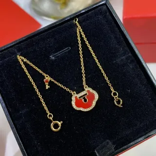 سلسلة ذهبية مع معلقة مينا أحمرة