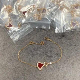 Pulsera de cadena de oro rojo en forma de abanico con encanto de esmalte