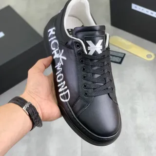 Richmond Tênis Lifestyle Preto Branco Couro Superior com Texto Bold no Lado