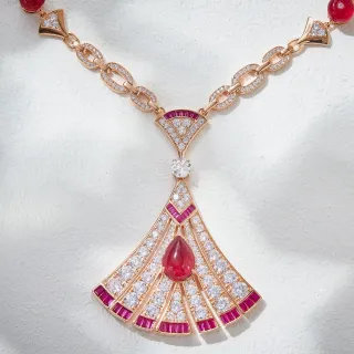 Colar com pingante de diamantes e rubi com motivo de leque em ouro rosa