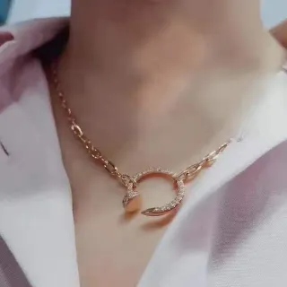 Collier avec pendentif circulaire en or rose pavé