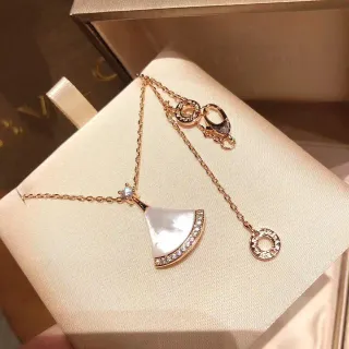 Collier pendentif en forme d'éventail en ton doré rosé, nacre et cristal