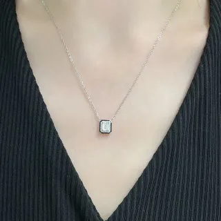 Collier Argent Noir Carré Pendentif Pierre Centrale Coupe Émeraude