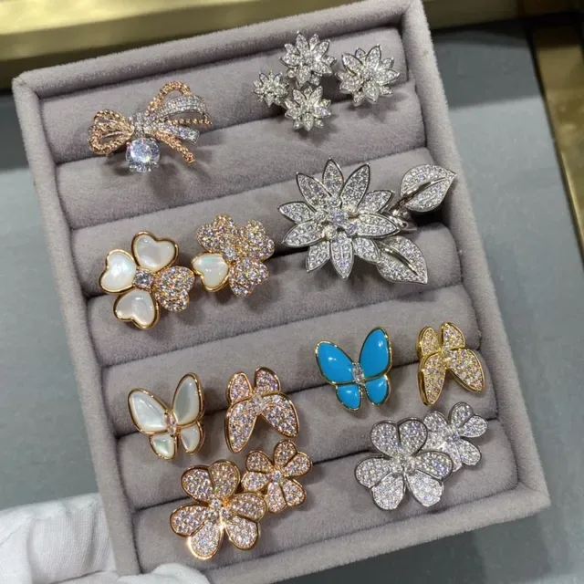 Anel de metal azul prata com pérolas e acentos de gemas facetadas 2