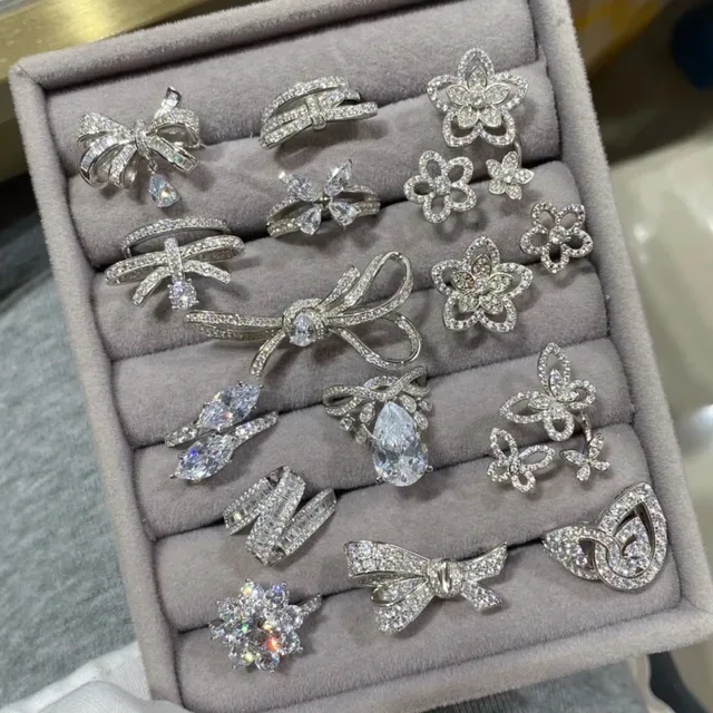Anel de metal azul prata com pérolas e acentos de gemas facetadas 3