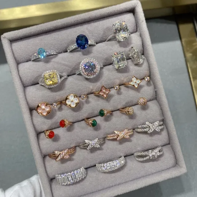 Anel de metal azul prata com pérolas e acentos de gemas facetadas 4