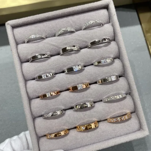 Anel de metal azul prata com pérolas e acentos de gemas facetadas 5