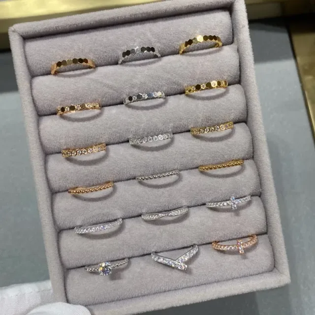 Anel de metal azul prata com pérolas e acentos de gemas facetadas 6